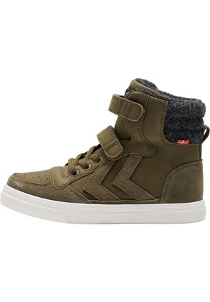 Grüne High-Top-Sneaker aus strukturiertem Wildleder und glatten Lederelementen, mit zwei Klettverschlüssen, Schnürung vorne und kontrastierendem grauem Kragen.