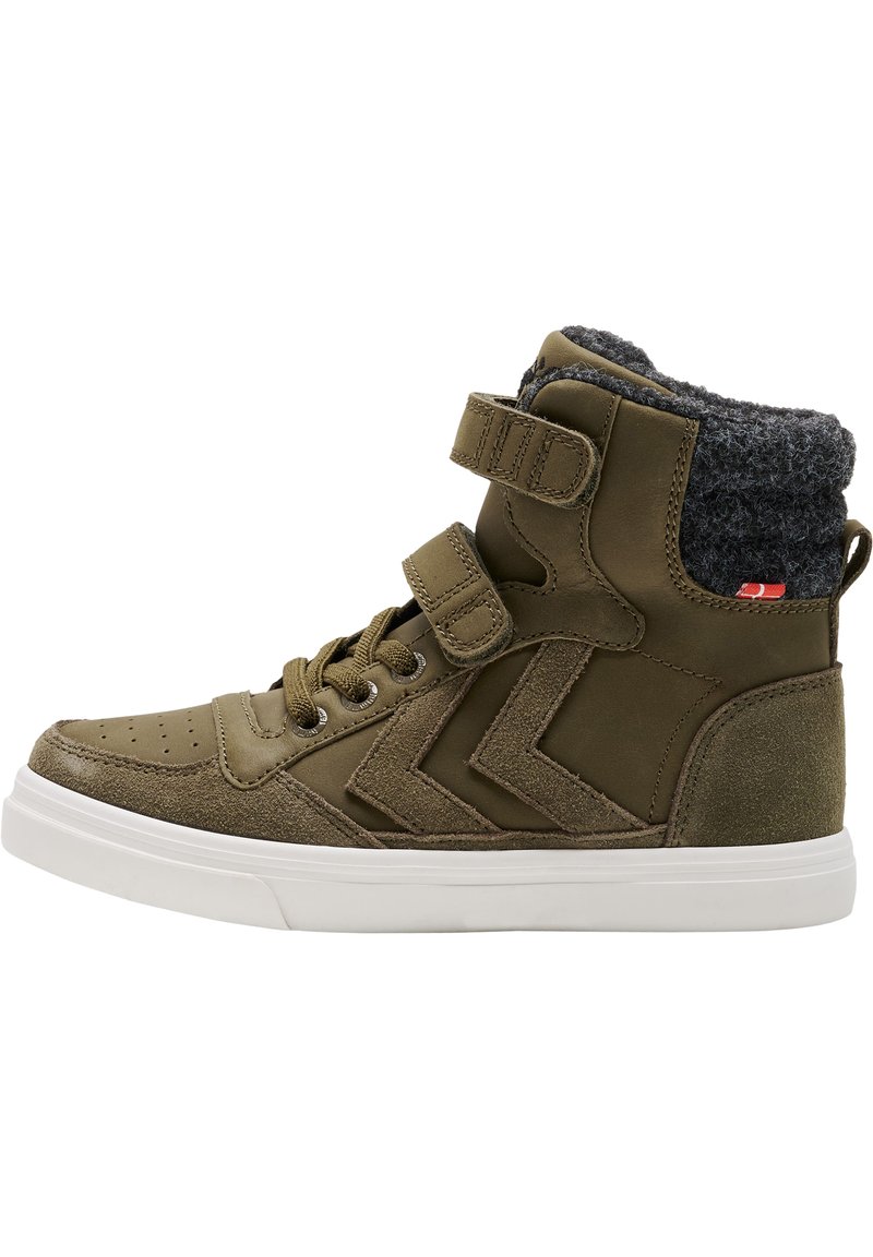 Zielone sneakersy typu high-top wykonane z teksturowanego zamszu i gładkiej skóry, z dwoma zapięciami na rzepy, przodu sznurowanego i kontrastującą szarością kołnierza.