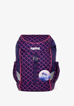Lila Rucksack mit pinkem Schuppenmuster, vorderem Schnallenverschluss, seitlichen Taschen und einem runden Delfinbild auf der unteren rechten Vorderseite.