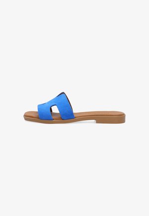 Flad sandal med bred blå ruskindrem og brun sål, åben tå og åben hæl design.