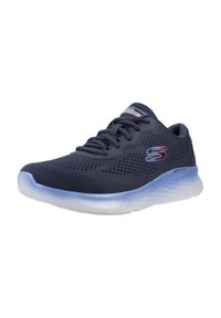 Sneaker blu navy con tomaia in rete traspirante, design testurizzato, chiusura con lacci e suola traslucida di colore azzurro chiaro. Presenta il marchio Skechers.