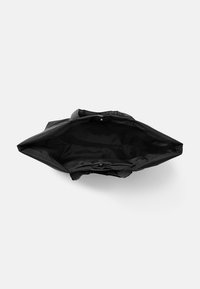 Borsa a tracolla nera in tessuto resistente, con un ampio interno dalla texture liscia e bordi cuciti, progettata per un utilizzo pratico.