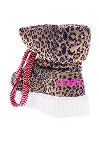 Botín con estampado de leopardo, parte superior acolchada, suela de plataforma blanca y cordones rosas. Presenta la marca "FREDDY" en el lateral.