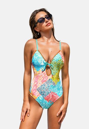 - Kostium kąpielowy