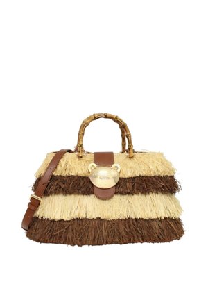 Borsa con manico in bambù, frange stratificate crema e marrone, tracolla in pelle marrone e chiusura dorata a forma di orso sul davanti.