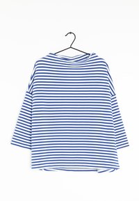 Blå och vit randig topp med lös passform, båthals och trekvartsärmar; gjord av mjukt, lätt material.