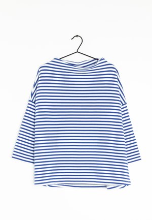 Blauw-wit gestreepte top met een losse pasvorm, bootnek en driekwart mouwen; gemaakt van zacht, lichtgewicht materiaal.