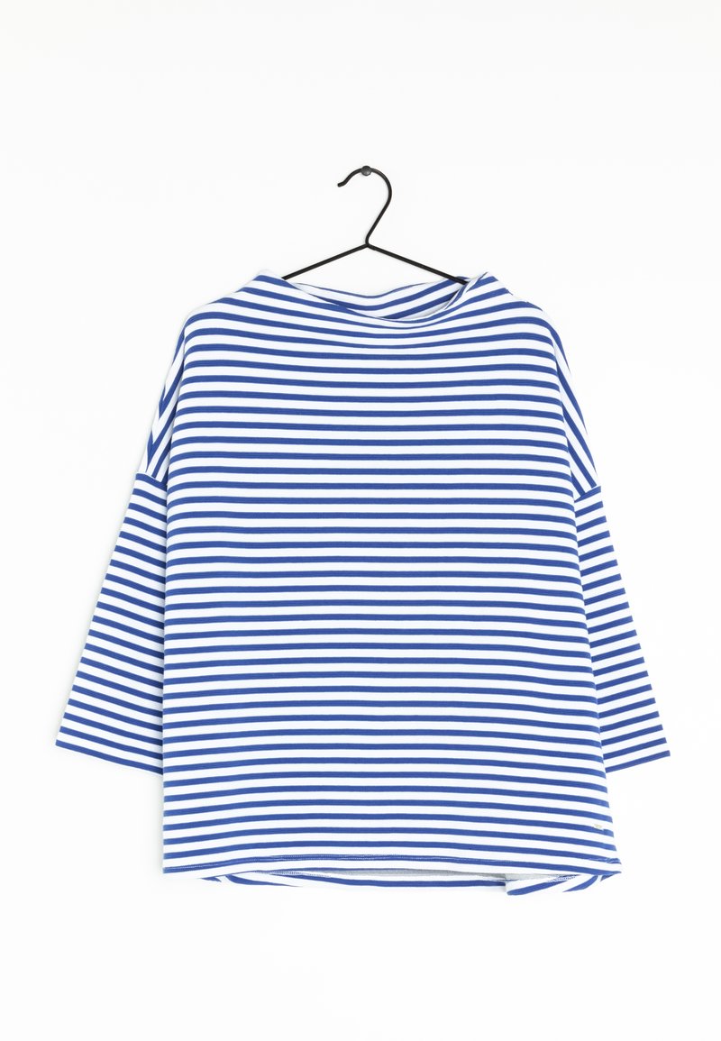 Blå och vit randig topp med lös passform, båthals och trekvartsärmar; gjord av mjukt, lätt material.
