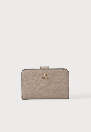 Portefeuille en cuir marron clair texturé avec logo Furla doré et fermeture à rabat sur fond blanc.