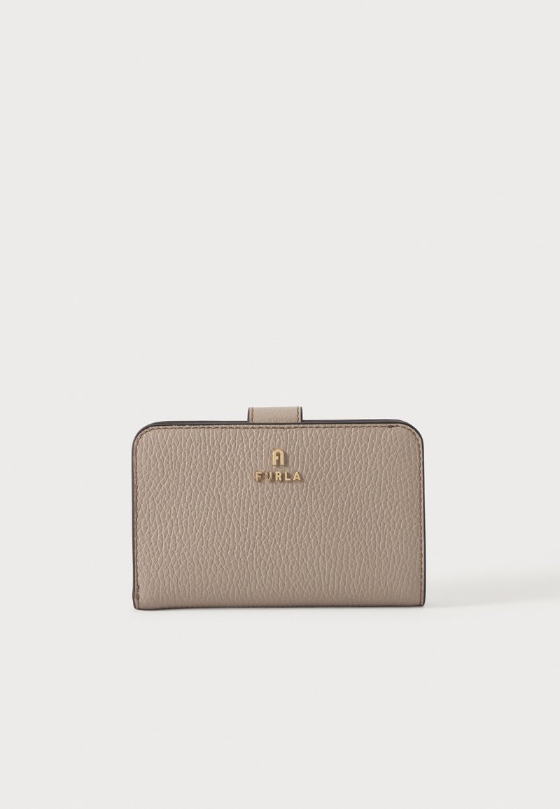 Portefeuille en cuir marron clair texturé avec logo Furla doré et fermeture à rabat sur fond blanc.