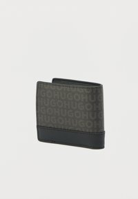 Portefeuille bi-fold en cuir noir avec un extérieur gris à motifs comportant le logo. Forme compacte avec des accents texturés contrastants.