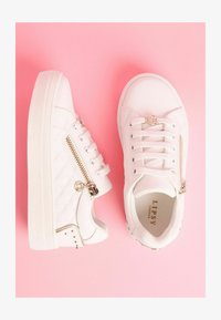 Nem kiválasztott, white quilted