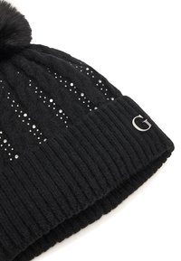Berretto lavorato a maglia nero con bordo a costine, caratterizzato da strass sparsi e un pompon sulla sommità. Arricchito da un dettaglio in metallo con logo.