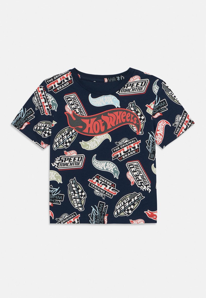 Trumpas rankovės T-marškiniai pagaminti iš medvilnės, su tamsiai mėlynu fonu, dekoruoti spalvingais „Hot Wheels“ logotipais ir raštais, įskaitant šachmatų motyvus.