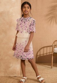 Leichtes, faltiges Kleid mit einem rosa-lila Blumenmuster, einem Rüschchenärmel und einem kontrastierenden weißen Taillenakzent.