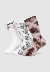 Tre paia di calzini: bianchi con testo "angelo", bianchi con motivi di orsetti e stelle, e design brown tie-dye. Tessuto morbido, lunghezza fino al polpaccio.