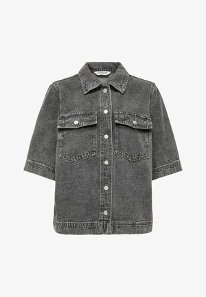 Chaqueta de denim negra de manga corta con botones a presión en la parte frontal y dos bolsillos de solapa en el pecho.