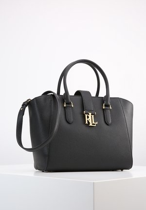 Sac à main en cuir noir texturé avec double poignée, bandoulière ajustable et fermoir logo RL doré sur une surface blanche.