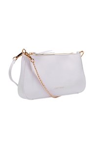 Hvid lædertaske med tekstureret finish, guld hardware og aftagelig kædestropp. Lynlås-lukning og logo detalje på siden.