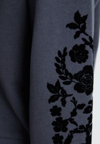 Thumbnail Image 7