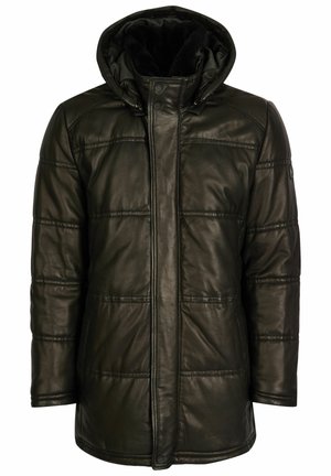 Temno zelena usnjena jakna s quilted dizajnom, izolirano kapuco in gumbnim zapiranjem. Dva stranska žepa in gladka textura.