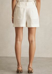 Reiss REGULAR FIT ASHBY biały