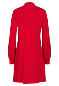 Robe rouge à manches longues avec col haut et poignets, présentant une légère évasement à l'ourlet, vue de dos.