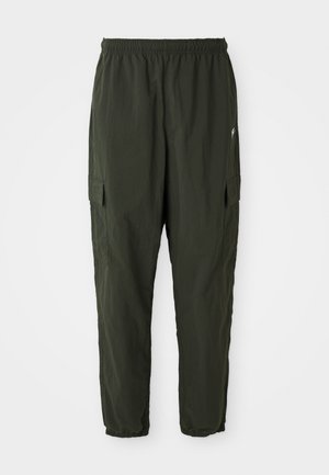 Pantalons cargo vert foncé en tissu léger, dotés d'une taille élastique, de jambes fuselées et de poches latérales avec rabats.