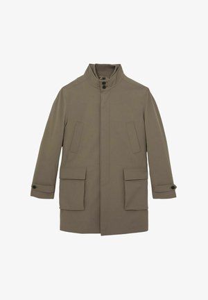 Beige wasserdichte Jacke für Herren mit hohem Kragen, Knopfleiste vorne, zwei aufgesetzten Taschen und einem glatten, strukturierten Stoff.