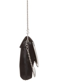 Musta satiininen clutch-laukku, jossa on hopeinen ketjusanka, suorakaiteen muoto ja tyylikäs muotoilu; siinä on metallihakas ja sileä pinta.