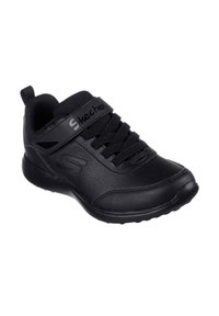 Zapatilla deportiva negra con parte superior sintética lisa, diseño de cordones, tira de Velcro, collar acolchado y suela de goma texturizada.