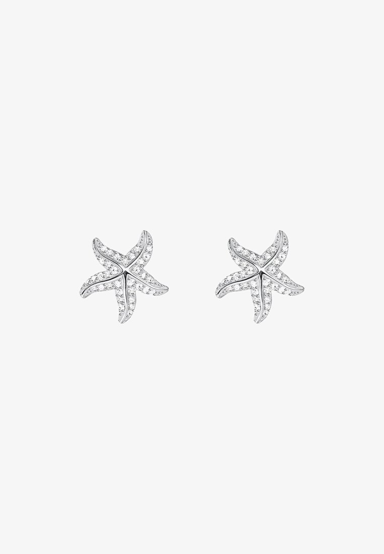 Clous d'oreilles en forme d'étoile de mer argentée avec de petits cristaux clairs incrustés sur chaque bras, présentés sur un fond blanc.