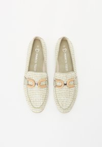 Scarpe casual chiare in crema con tessuto intrecciato, dettagli beige e accessori in argento. Numero 37 stampato sul rivestimento interno.