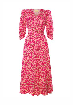 Sukienka w kwiatowy wzór z różowym tłem i kremowymi wzorami liści, z długimi bufkami i paskiem w talii. Wykonana z lekkiego materiału.