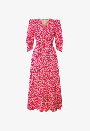 Sukienka w kwiatowy wzór z różowym tłem i kremowymi wzorami liści, z długimi bufkami i paskiem w talii. Wykonana z lekkiego materiału.