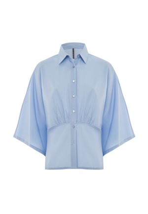Camicetta corta azzurro chiaro realizzata in un tessuto morbido, con maniche corte e larghe, colletto a punta e cinque bottoni sulla parte anteriore.