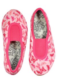 Rosa Slipper mit Schmetterlingsmuster, weichem Stoffoberteil, elastischen Besätzen und einem glatten, gemusterten Innenfutter.