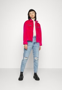 Gina Tricot Petite DAGNY MOM - Calças de ganga de perna direita - sea blue destroy