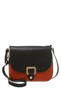 Kožená crossbody taška s černým vrškem a oranžovým spodkem, zlatými detaily, klopovým uzávěrem a nastavitelným popruhem. Texturovaný povrch.