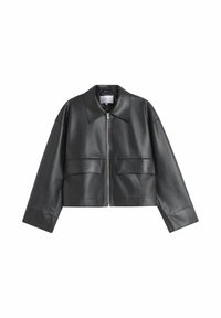 Veste cropped en cuir noir avec un col boutonné, des manches longues et deux poches frontales ; texture lisse et design épuré.