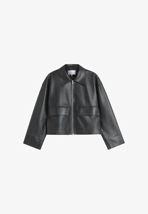 Sort læder cropped jakke med en knappet krave, lange ærmer og to forlommer; glat tekstur og rent design.