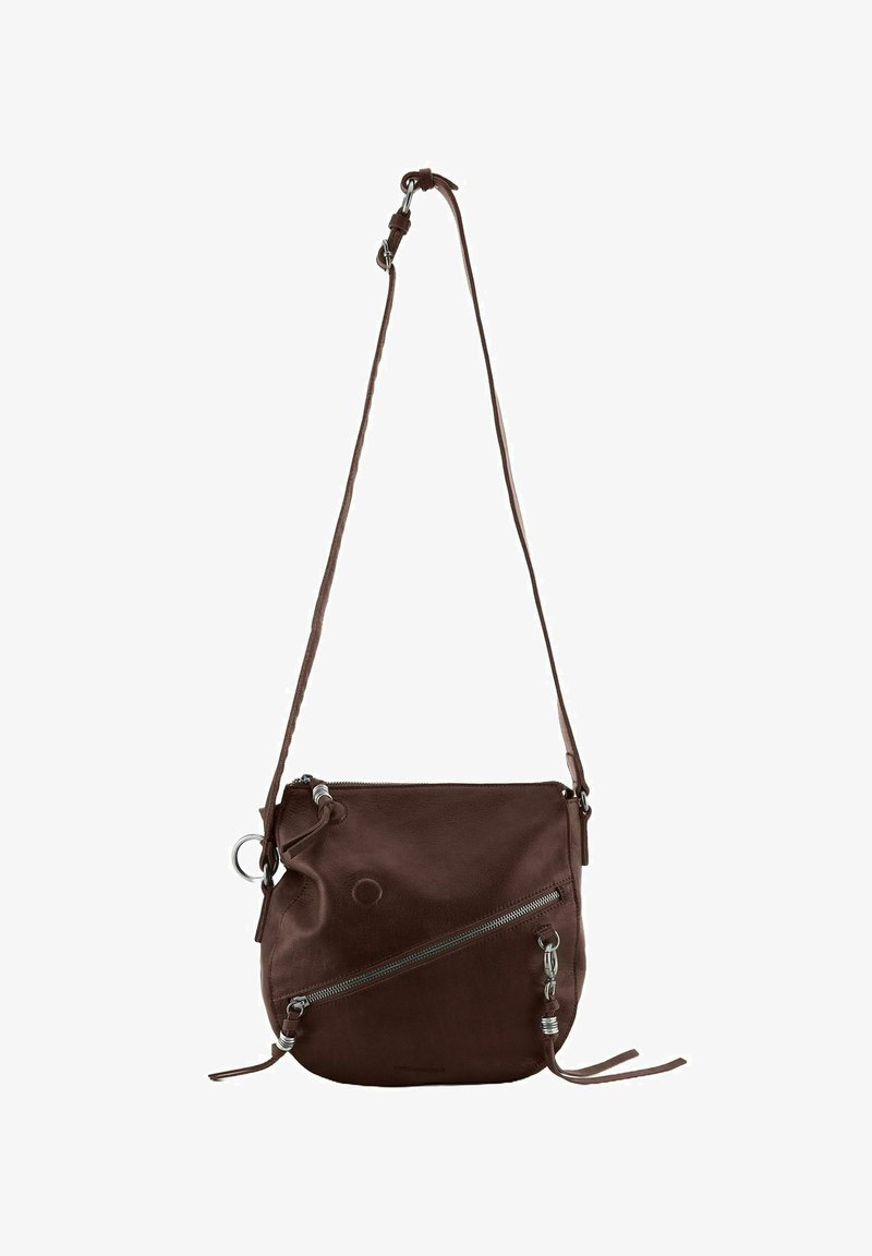Braune Leder-Crossbody-Tasche mit einem Reißverschluss-Frontfach, verstellbarem Riemen und metallischen Akzenten. Glatte Textur mit einer abgerundeten Form.