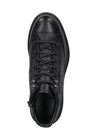 Svart läder hög-top sneaker med rund tå, platta snören, metallöglor och texturerad yta; har en sidodragkedja för enkel på- och avtagning.