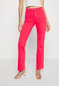 Rosa denimjeans med hög midja, fram- och bakfickor, samt rak bendesign. Har en knapp- och dragkedjestängning.