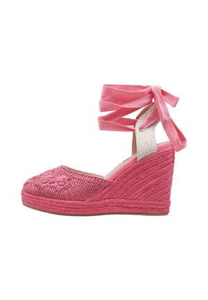 Zapato espadrille de cuña rosa con patrón floral bordado, tacón trenzado y cintas para atar alrededor del tobillo en forma de lazo.