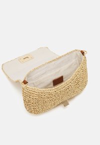 Borsa in paglia intrecciata con fodera in tessuto beige, chiusura dorata e tracolla a catena. Presenta una tasca interna e una superficie testurizzata.