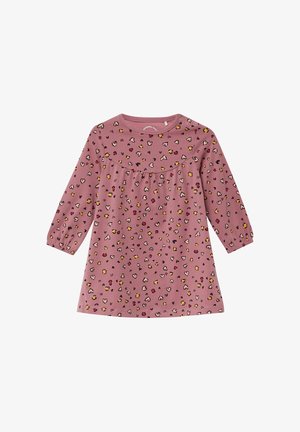 Różowa sukienka z długim rękawem uszyta z miękkiego materiału, ozdobiona rozsianymi sercami oraz wzorami w panterkę w kolorach czarnym, żółtym i czerwonym.