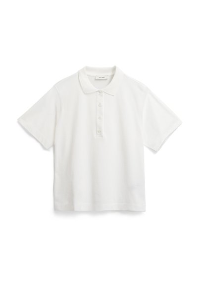 Polo shirt blanc en coton doux, doté d'un col classique, de manches courtes et d'une patte de boutonnage avec cinq boutons.