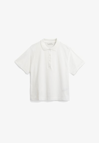 Biely polo tričko z jemnej bavlny, s klasickým golierom, krátkymi rukávmi a zapínaním na gombíky s piatimi gombíkmi.