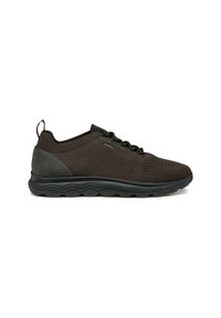 Sneaker in maglia marrone con upper testurizzato, suola in gomma nera e design snello. Presenta un’etichetta sul tallone e chiusura con lacci.
